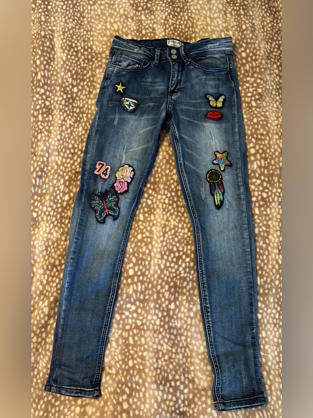 Dark Wash Embroidered Patch Ankle Jeans